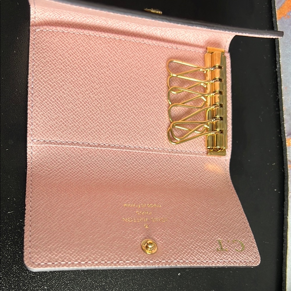 Authentic like new Louis Vuitton key holder. Rare ballerine interior